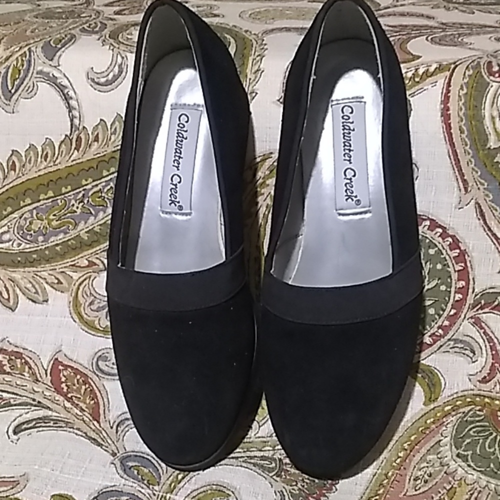NWOT. Coldwater Creek suede flats.